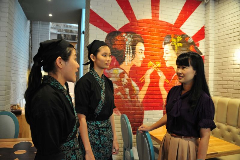 Hồng Vinh cùng nhân viên ở Mirai